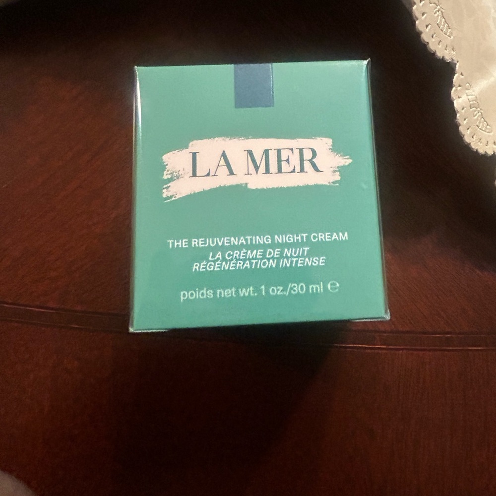 La Mer Rejuvenating Night Cream in Teal Box